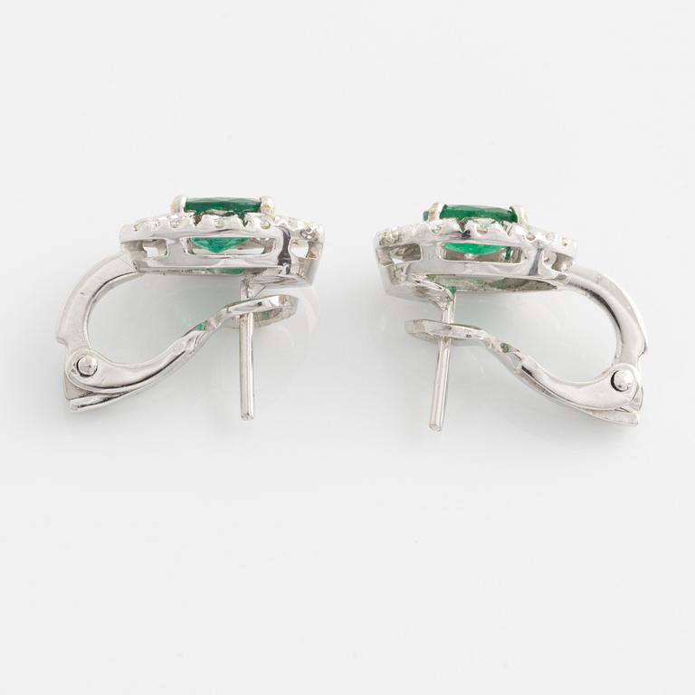 Earrings, a pair with brilliant-cut diamonds and emeralds.