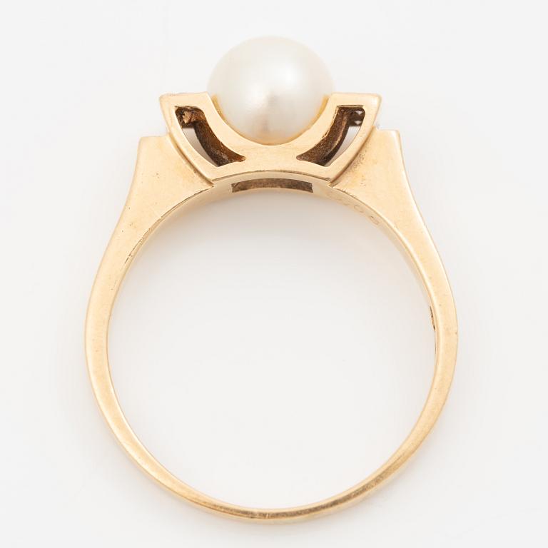 Ring, 18K gold with cultured pearl and octagonal-cut diamonds.
