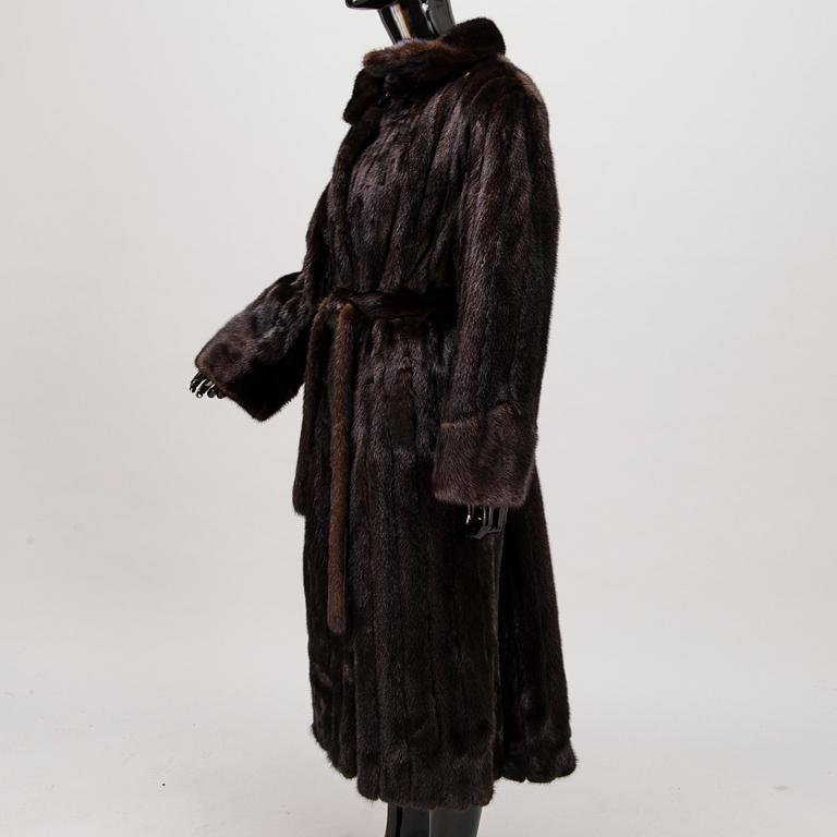 A FINNISH SAGA MINK FUR COAT.