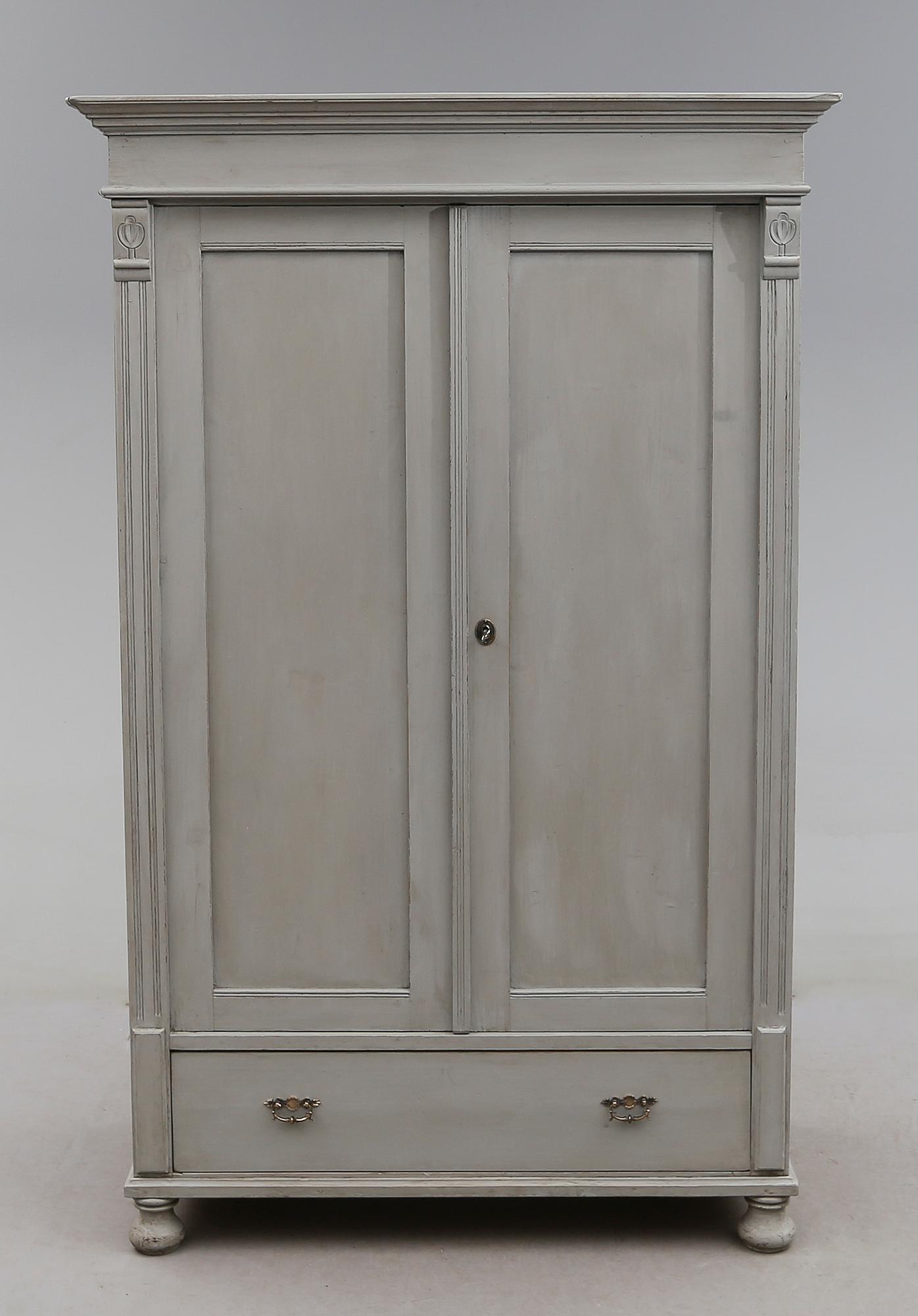 KLÄDSKÅP, omkring år 1900.