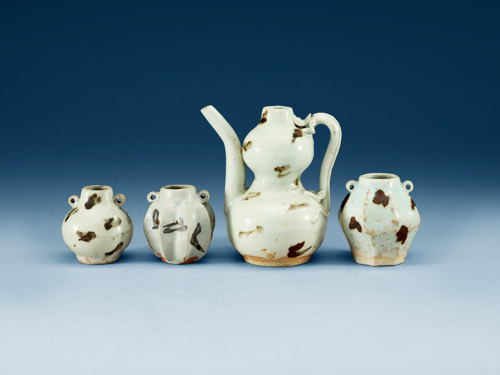 KANNA med KRUKOR, tre stycken, porslin. Yuan dynastin (1271-1368).