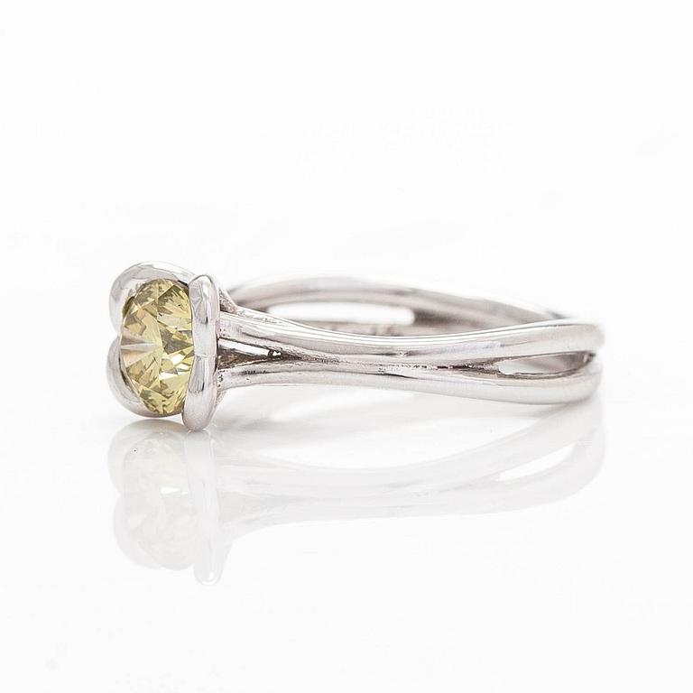 Ring, 18K vitguld med färgbehandlad gul diamant.