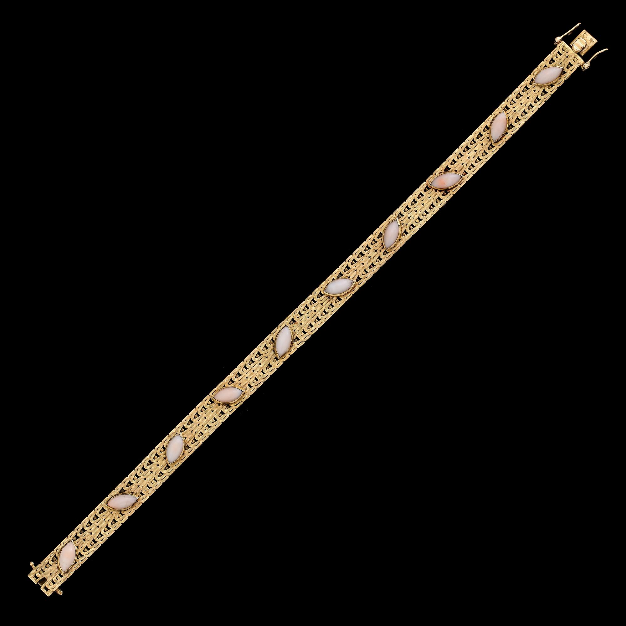 ARMBAND, 18 k guld, med dekor av vita koraller. Total vikt ca 27 gram.