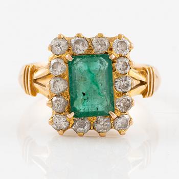 Ring in 14K gold with a faceted emerald and round brilliant-cut diamonds.