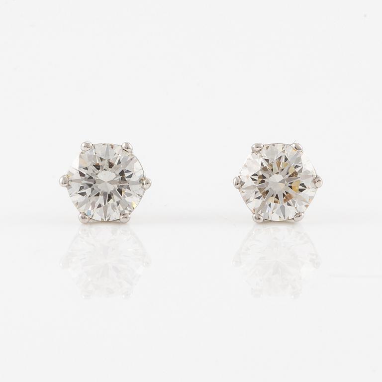 Earrings, 18K white gold set with brilliant-cut diamonds, total 1.02 ct. Accompanied by GIA dossier.