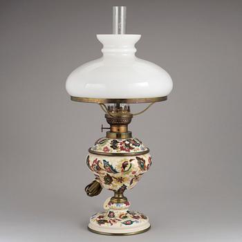 FOTOGENLAMPA, majolika, sent 1800-tal.