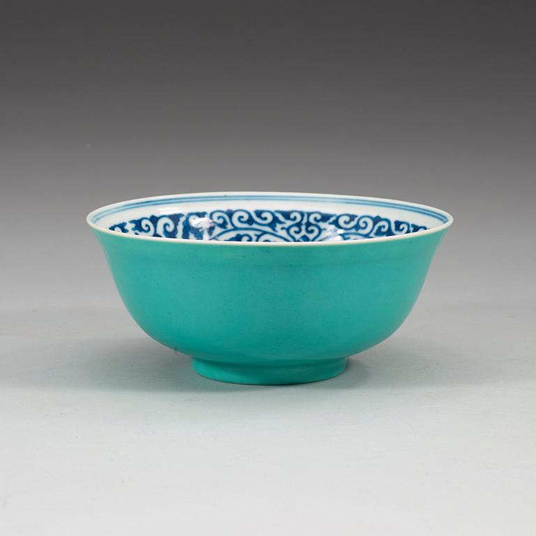 An green glazed and blue and white bowl, late Qing dynasty (1644-1912), with Guangxu six character mark.