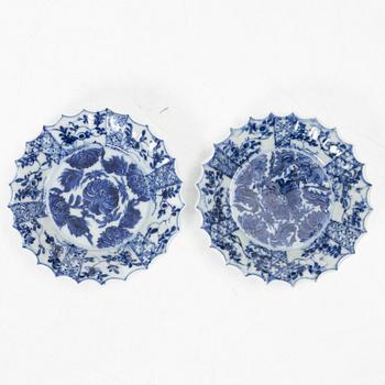 Koppar med fat, ett par, porslin, Kina, Qingdynastin, Kangxi (1662-1722).