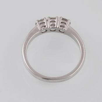 RING, 18K vitguld med 3 briljantslipade diamanter ca 0.82 ct, Milano, Italien. Vikt.