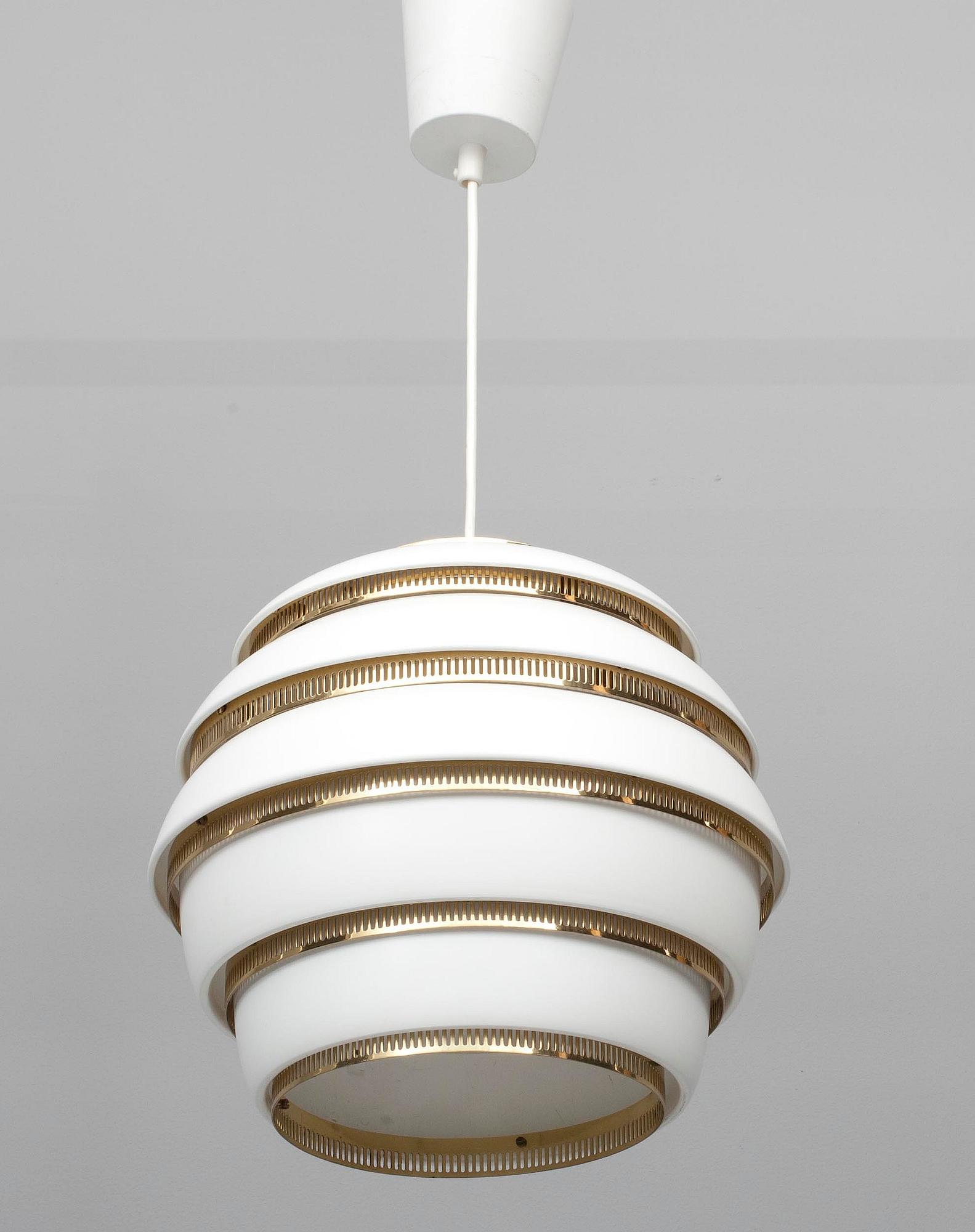 TAKLAMPA, modell A331, Alvar Aalto, Artek. Kupans höjd 30 cm.
