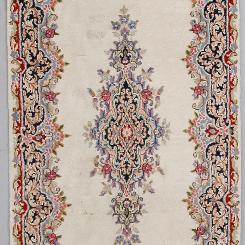 MATTA, orient, ca 382 x 80 cm.