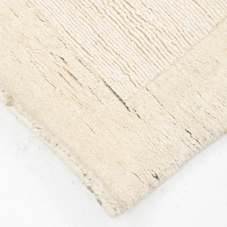 Matta, handtuftad, 'Entrance - bone white', Layered, ca 400 x 300 cm.