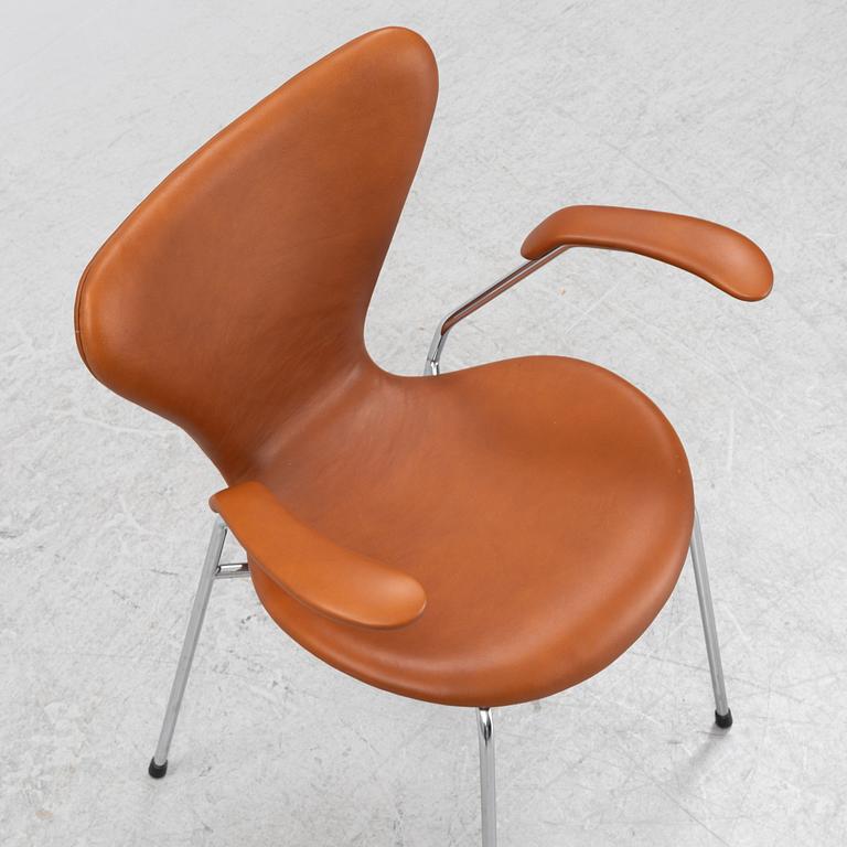 An Arne Jacobsen, "Series 7' armchair, Fritz Hansen, Denmark, 1988.