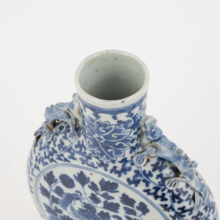 A blue and white moon flask, porcelain, China, Qing Dynasty, 19th century.