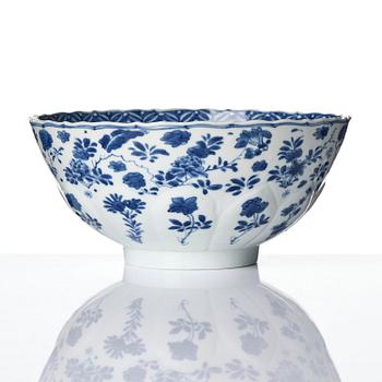 A blue and white 'floral' bowl, Qing dynasty, Kangxi (1662-1722).