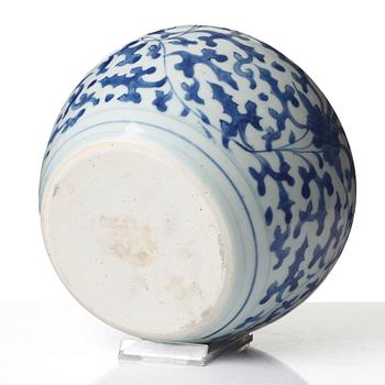 A blue and white pot, Qing dynasty, Kangxi (1662-1722).