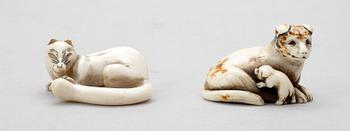 NETSUKE, 2 st, ben, Japan. Meiji (1867-1911).