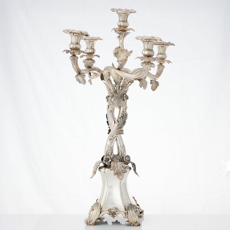 Gustaf Möllenborg-Féron, kandelabrar för fem ljus, ett par, silver, Stockholm 1858. Nyrokoko.