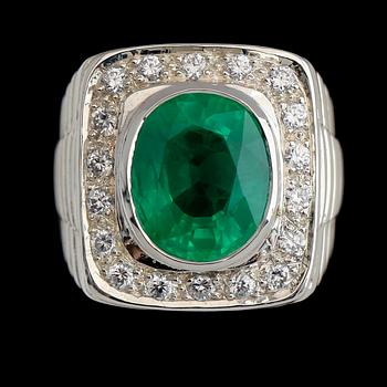 RING, vitguldspläterat sterlingsilver, smaragd ca 6.40 ct, vita safirer tot ca 0.54 ct.