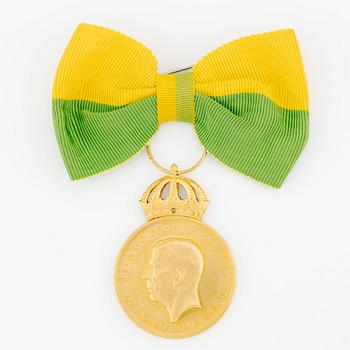 Gustav V, medalj i guld, Kungliga Patriotiska Sällskapet, 1972, med band, i etui.