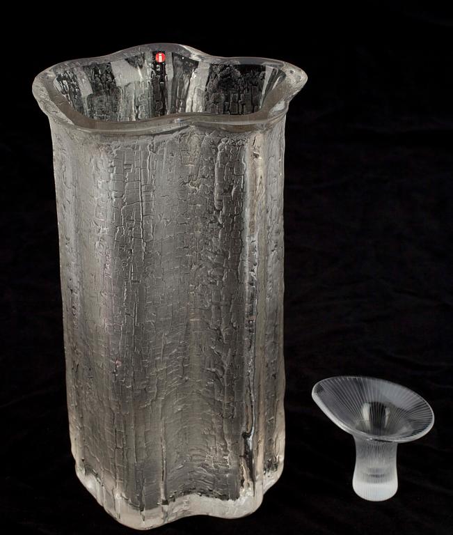 KONSTGLAS, 2 st," Kantarellen" Tapio Wirkkala samt "Finlandia serien" Timo Sarpaneva . Iittala.