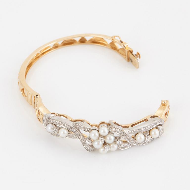 Armring 14K guld med gammal- och åttkantslipade diamanter samt pärlor.