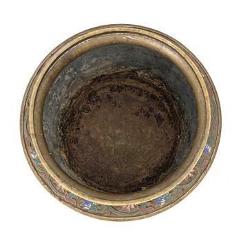 Ytterfoder med piedestal, cloisonné på mässing, Kina, omkring 1900.