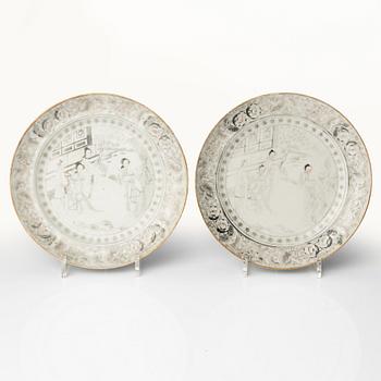 A pair of grisaille dinner plates, Qing dynasty, 19th century.