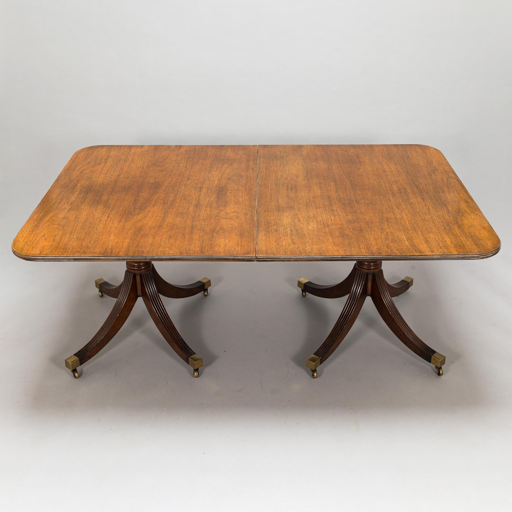 Matbord och 8 stolar, mahogny, tageltyg, England, 1900-talets första hälft.