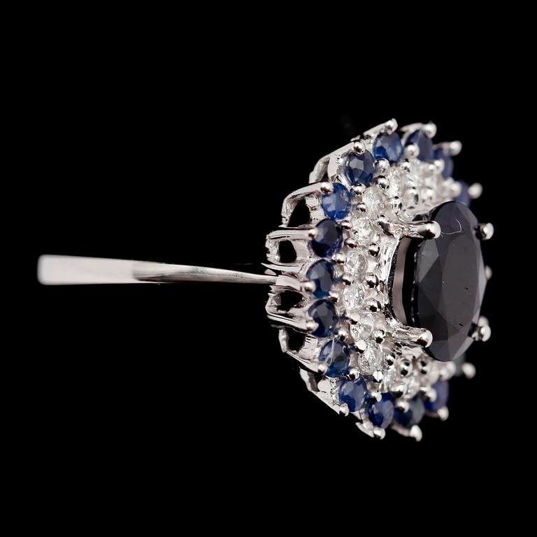 RING, 10 k vitguld, safirer tot  ca 2.96 ct samt briljantslipade diamanter tot 0.53 ct.