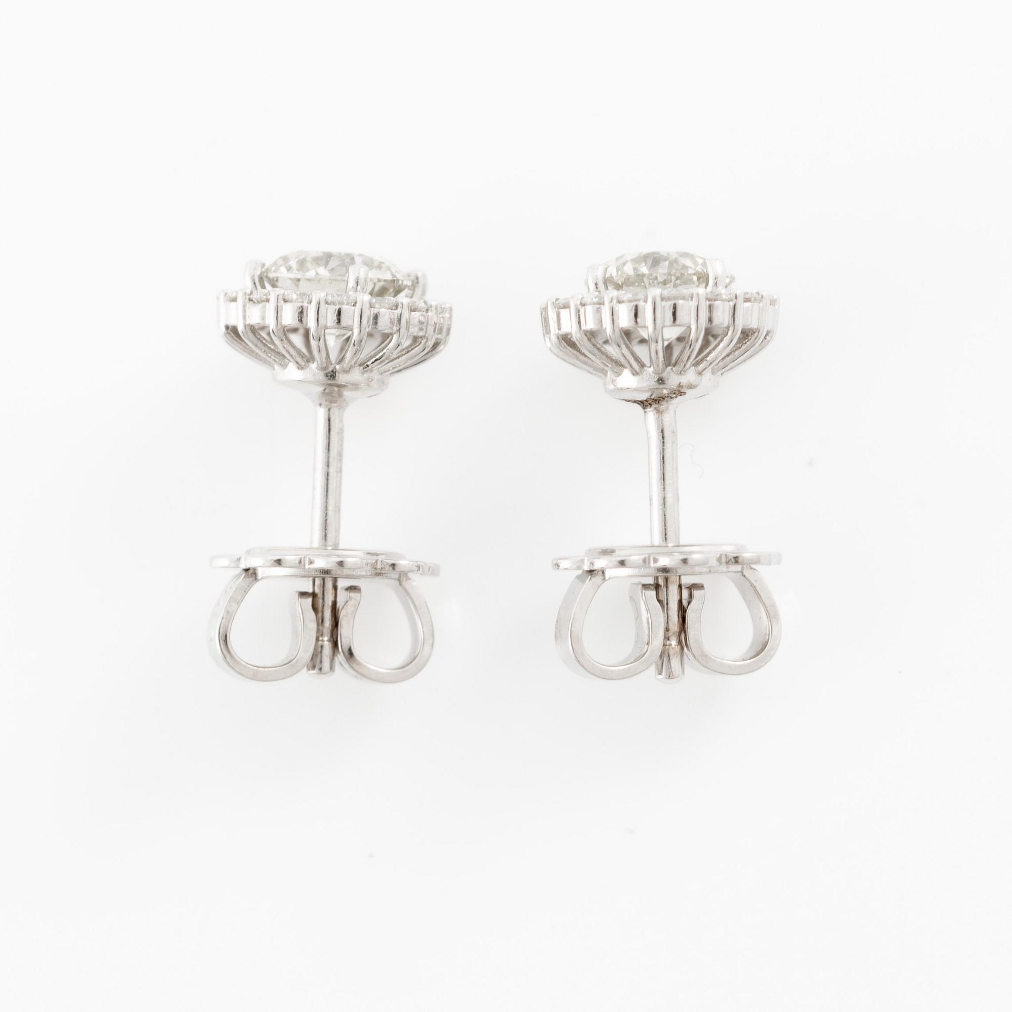 Earrings 18K white gold with yellow brilliant-cut diamonds total weight approx. 0.80 ct.