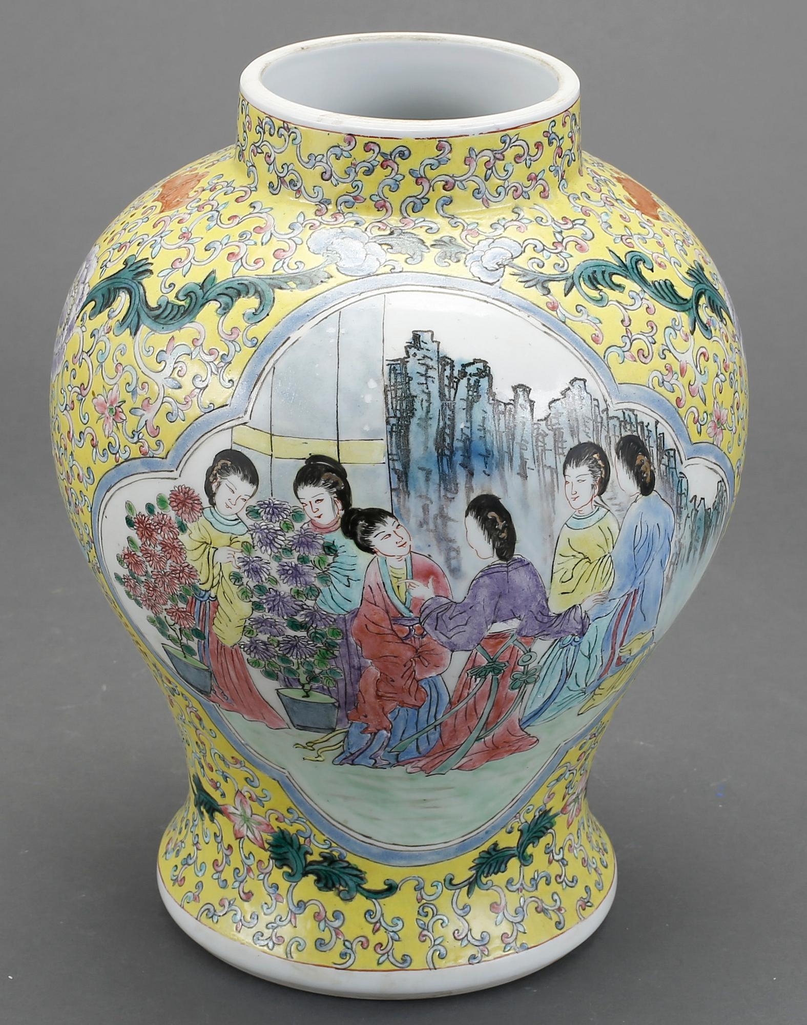 URNA, porslin. Kina, 1900-tal.