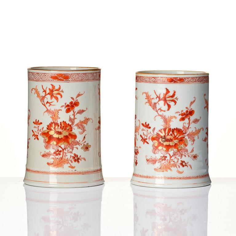 A pair of iron red decorated tankards, Qing dynasty, Kangxi (1662-1722).