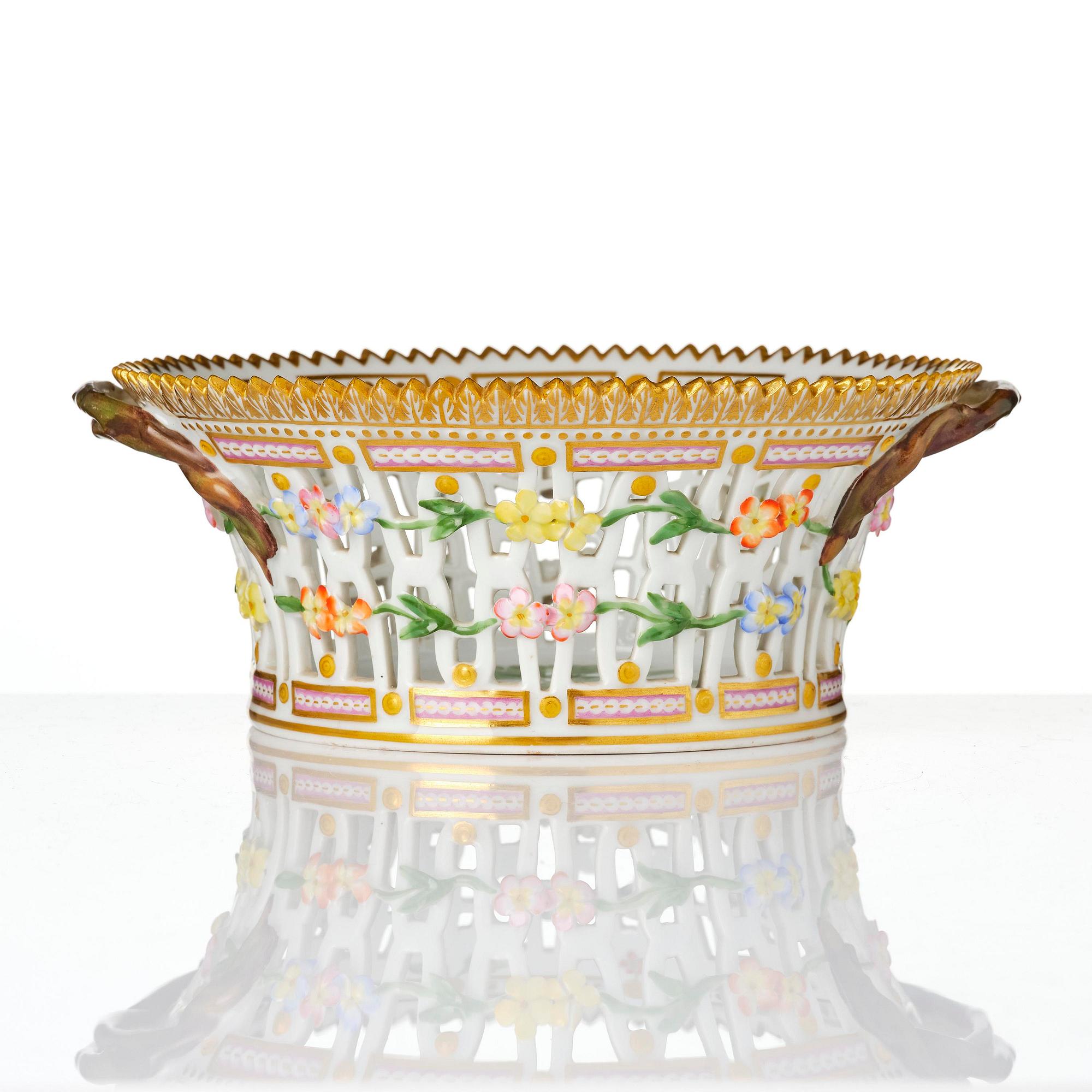 Gallerkorg med fat, porslin. 'Flora Danica', Royal Copenhagen, Denmark, 1900-tal.