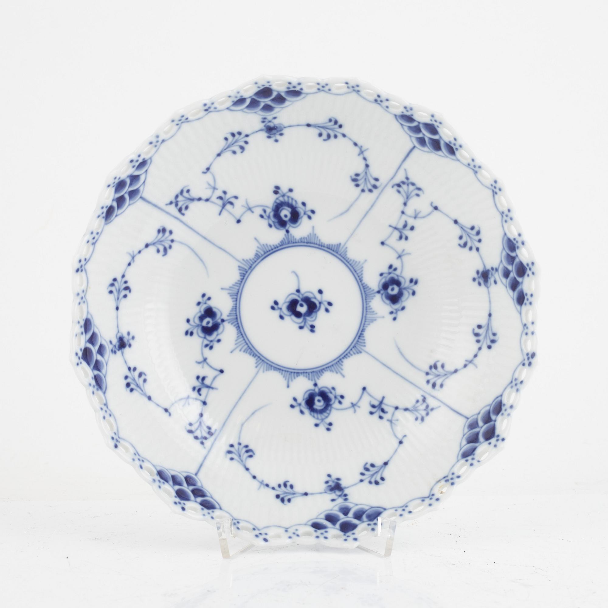 Servisdelar, porslin, 5 st, "Musselmalet", Royal Copenhagen, Danmark.