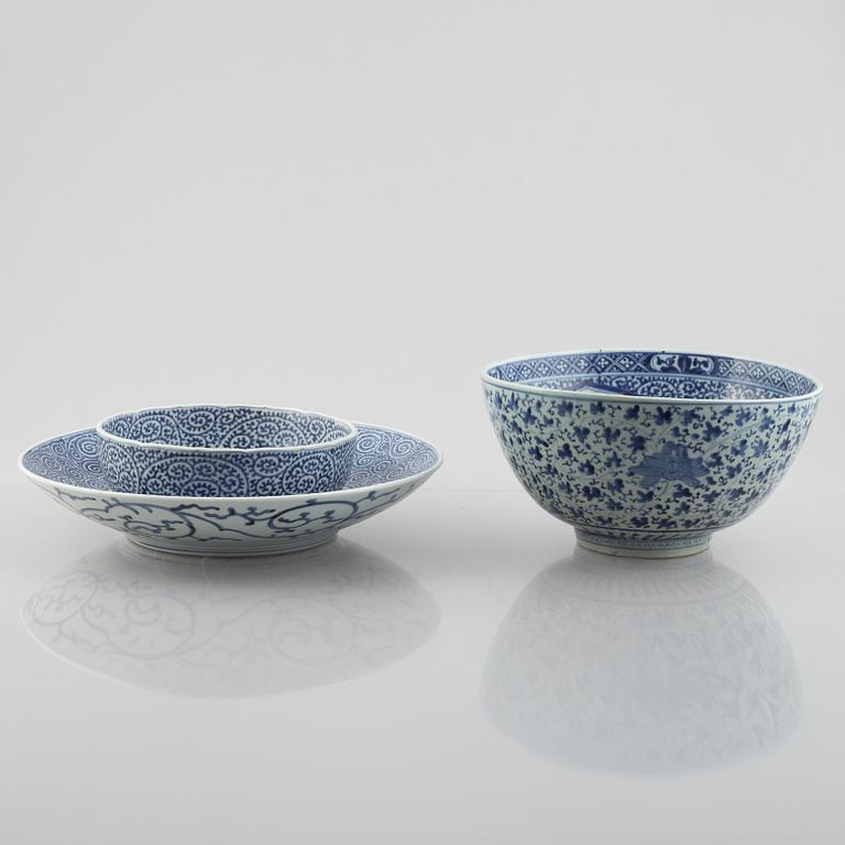 Skålar, två stycken, samt fat, porslin. Japan, Meiji (1898-1912).
