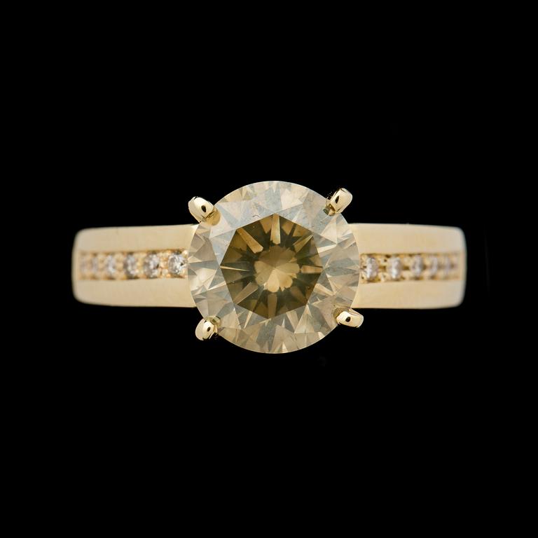 RING, 14 k guld med briljantslipad diamant samt mindre briljantslipade diamanter, totalt ca 2,65 ct. Vikt ca 5 g.