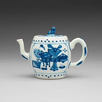 A blue and white tea pot with cover, Qing dynasty, Kangxi (1662-1722).