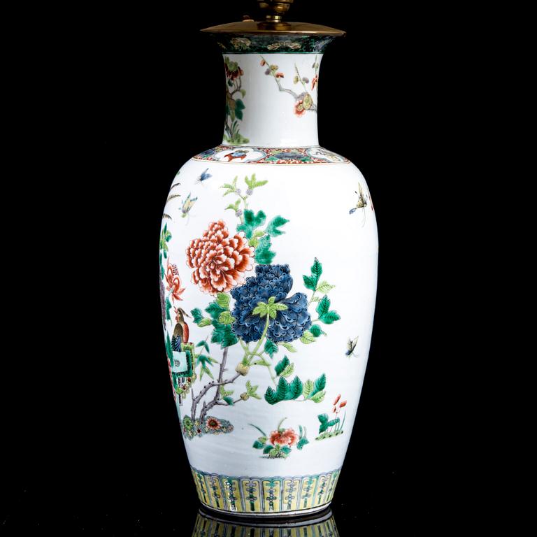 BORDSLAMPA  / LAMPFOT, porslin, Kina 1800-talets slut.