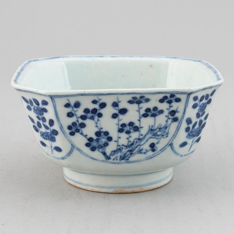 A blue and white bowl, Qing dynasty, 18th century.