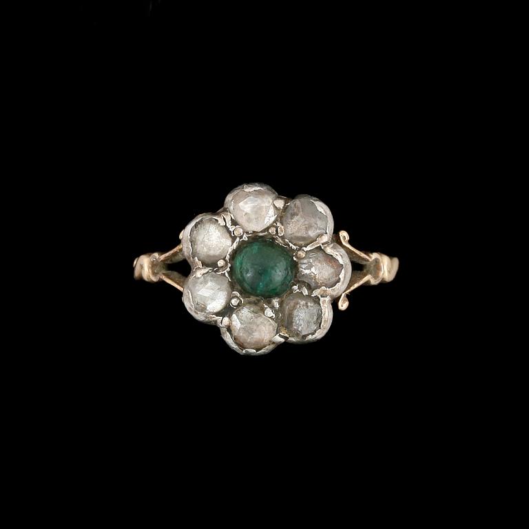 RING, 18k guld med cabochonslipad smaragd och rosenslipade diamanter. Sverige, 1944. Vikt 3,9g.