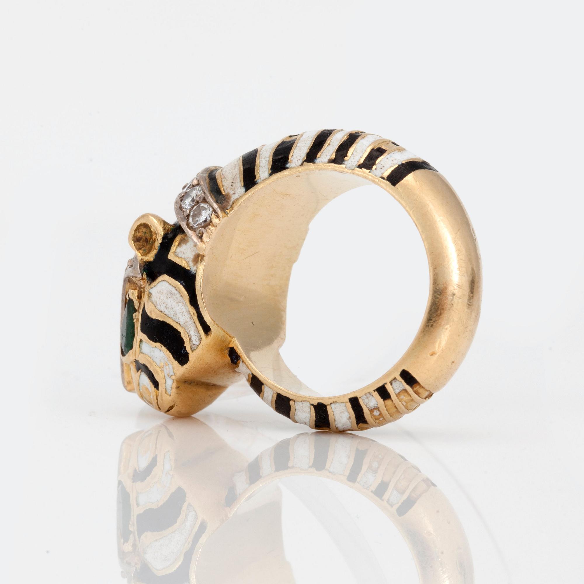ARMRING samt RING med emalj, briljantslipade diamanter samt smaragder.