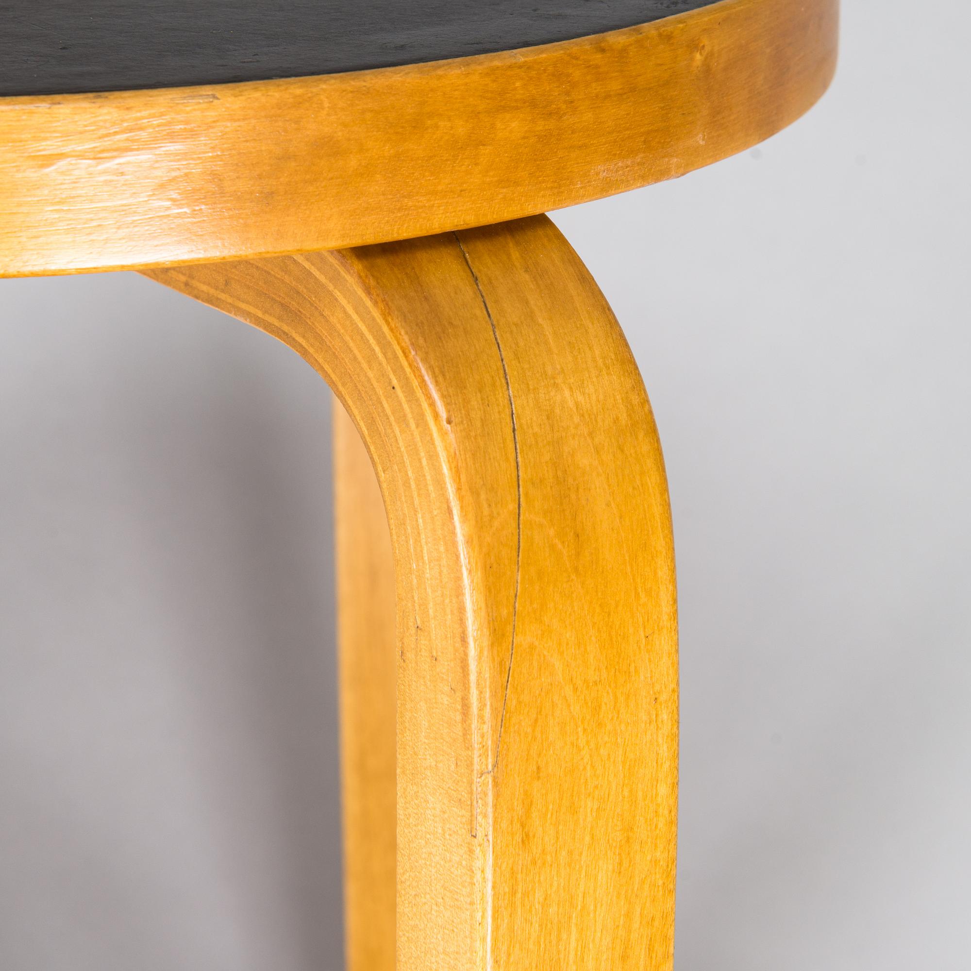 Alvar Aalto, pöytä, malli 82 ja jakkaroita, 6 kpl, malli 66, O.Y. Huonekalu-ja Rakennustyötehdas A.B. 1950-luku.