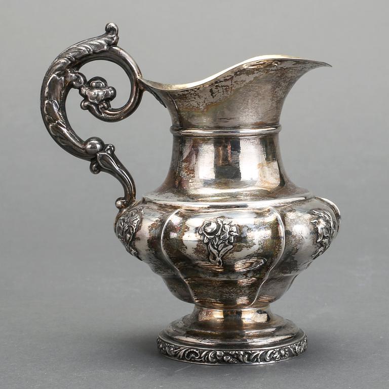 GRÄDDKANNA, silver, Fredrik & Wilhelm Zethelius, Stockholm, 1840. Vikt ca 195g.