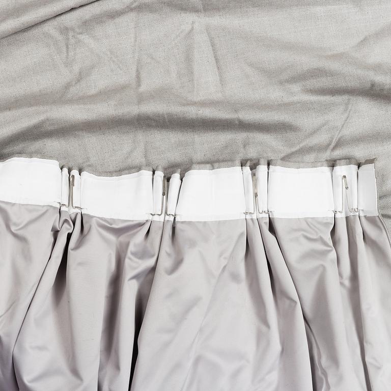 A pair of velvet curatins, 21st Century. Measurement 260x326 cm.