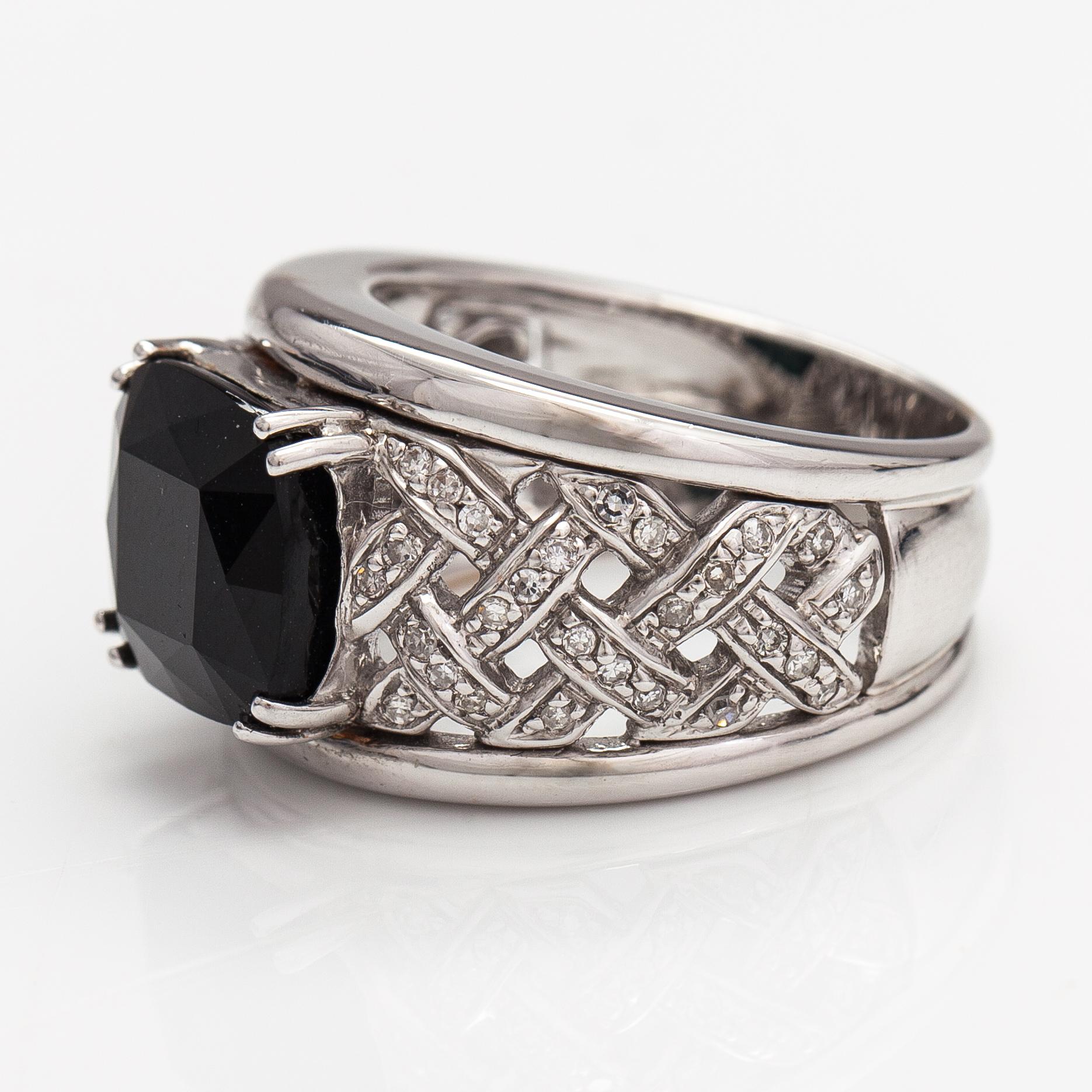 Ring, 14K vitguld, mörk grön turmalin ca 7.38 ct och diamanter ca 0.42 ct tot enligt certifikat.