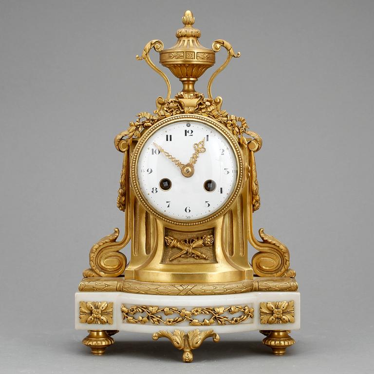BORDSPENDYL, Louis XVI-stil, Frankrike, omkring 1900.