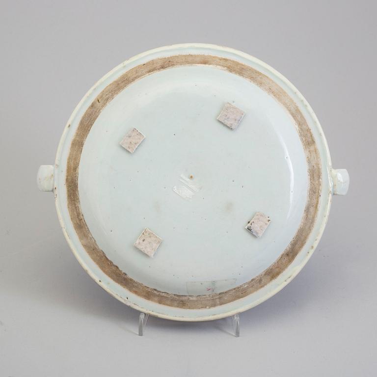 A blue and white export porcelain hot water dish, Qing dynasty, Qianlong (1736-95).