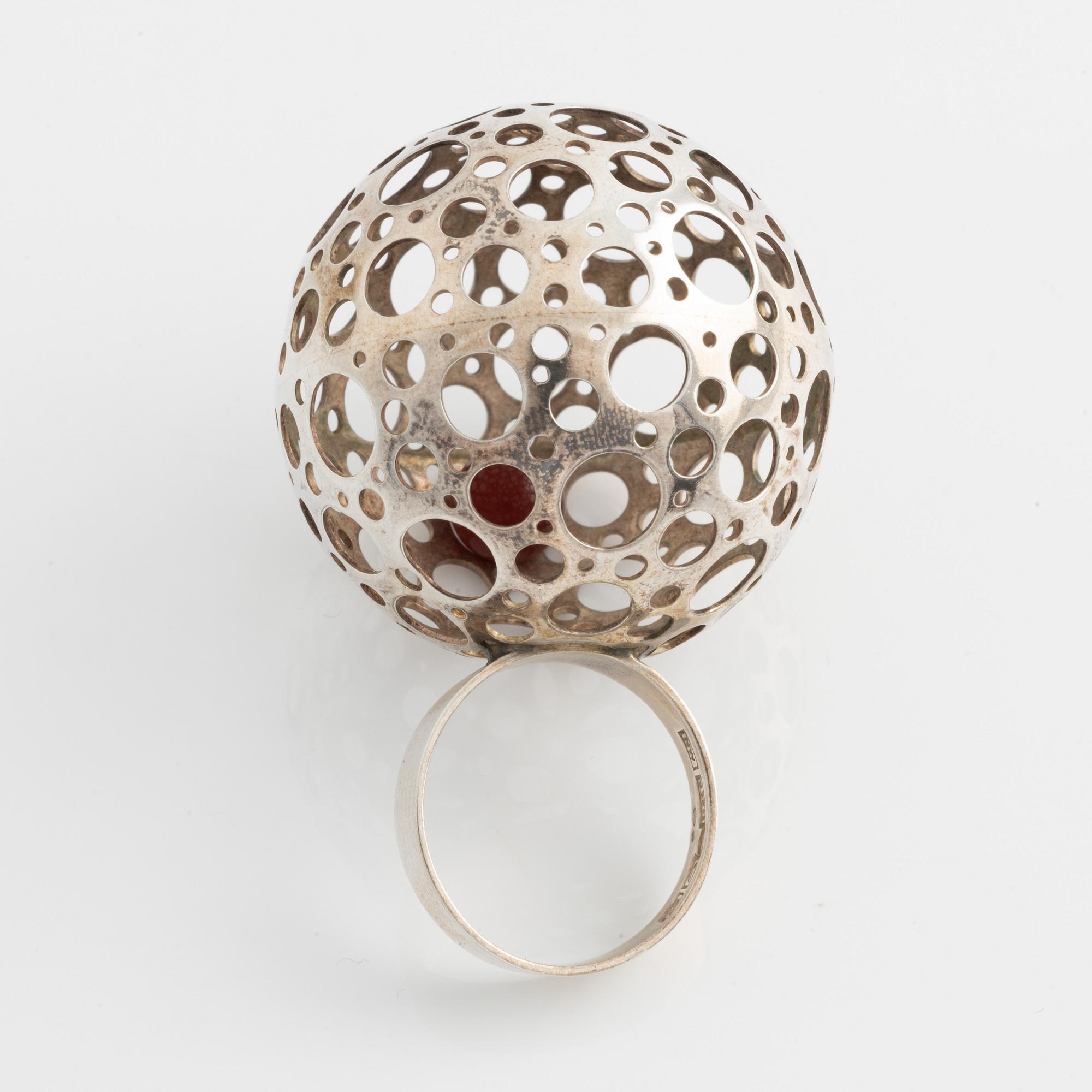 Liisa Vitali ett par örhängen, en ring och ett hänge med kedja sterlingsilver.
