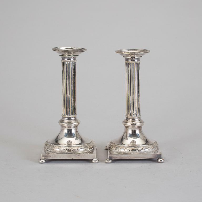 LJUSSTAKAR, ett par, Nysilver, CG Hallberg, gustaviansk stil, 1900-tal.